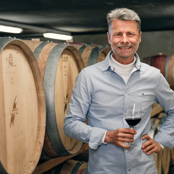 Roland Lenz, Betriebsleiter und diplomierter Winzermeister, im Barriquekeller